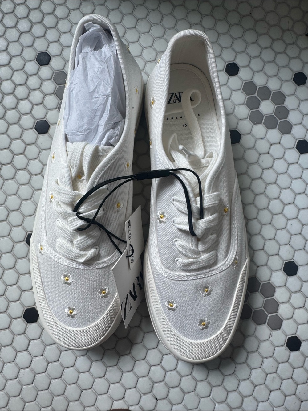 Zara White Canvas Platform Sneakers with Daisy Embroidery size 9 New - Picture 2 of 4